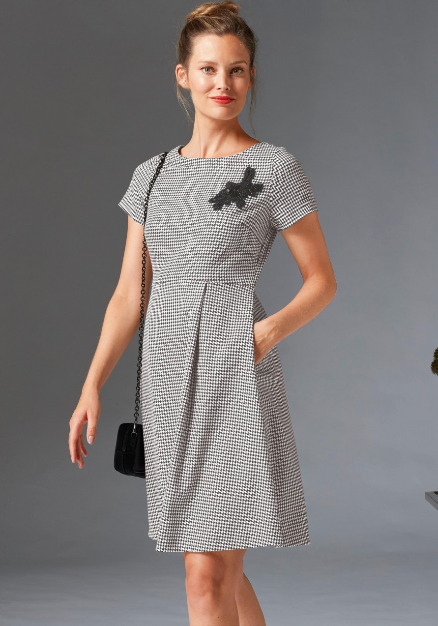 GUIDO MARIA KRETSCHMER A-vonalú ruha, csillámköves applikációval GUIDO MARIA KRETSCHMER fekete-fehér-mintás - normál méret 34