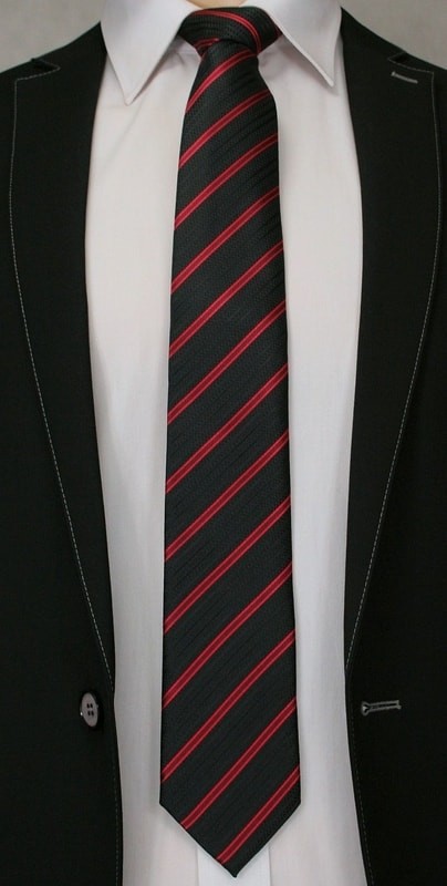 Fekete nyakkendő ferde csíkokkal