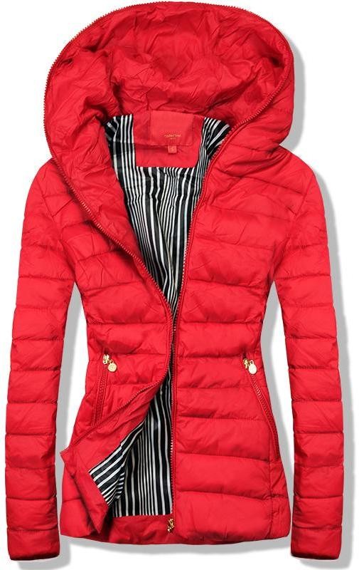 Piros színű dzseki kapucnival