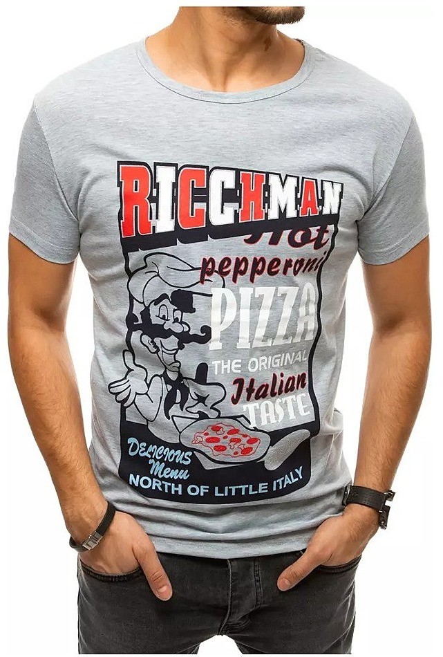 szürke férfi pizzaing