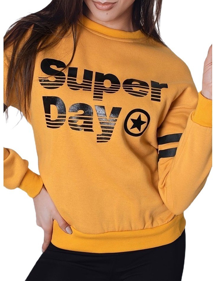 sárga női pulóver, a super day szóval