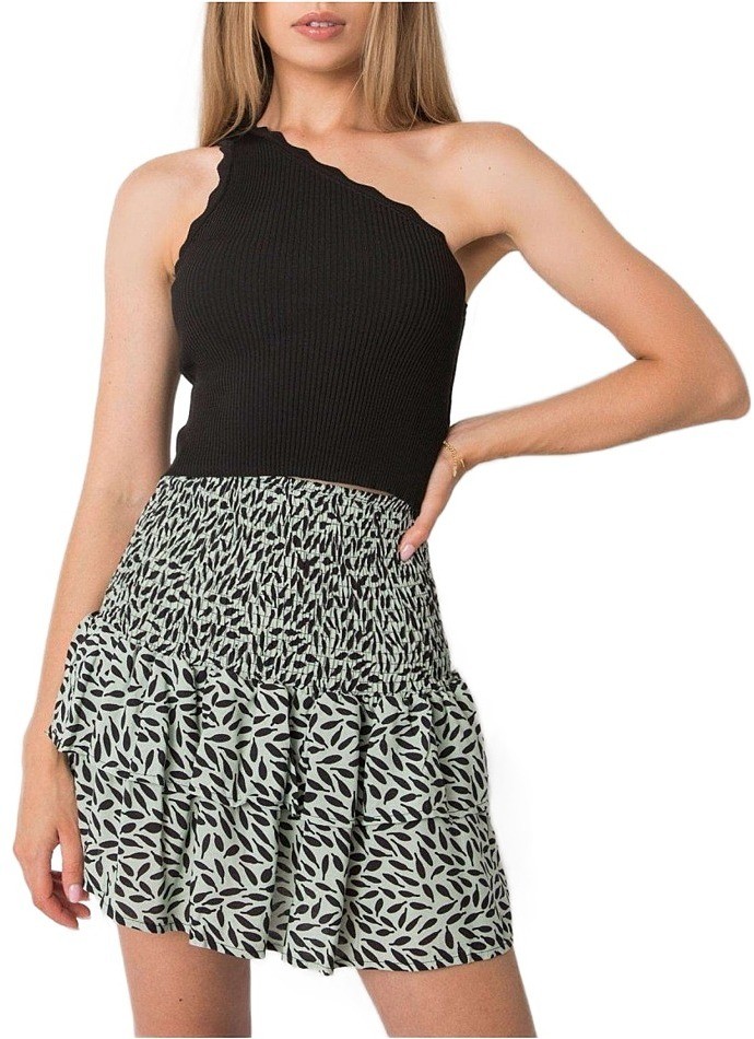 egyik vállán fekete felső