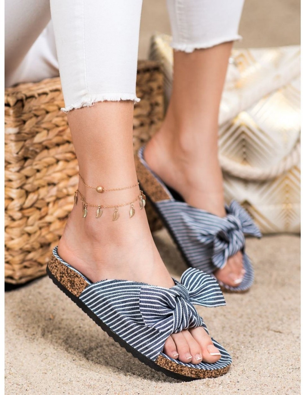 BONA FLIP-FLOPS WITH A STRIPED BOW