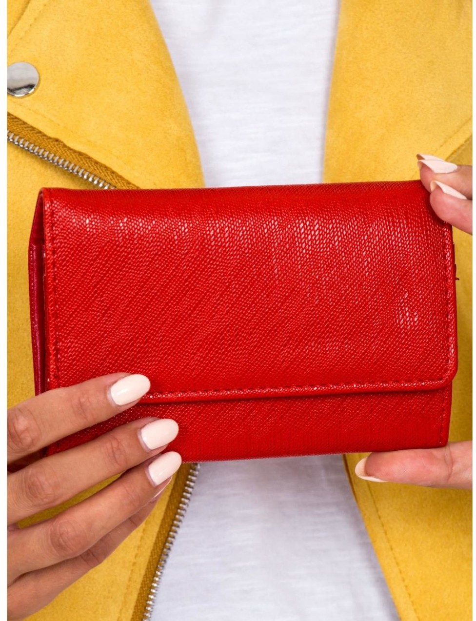 Egy női piros pénztárca reteszekkel