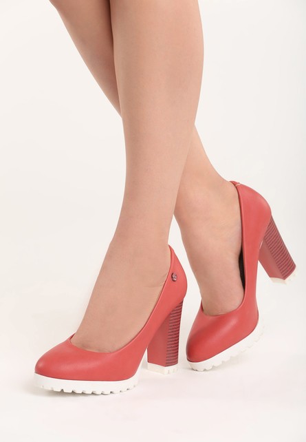 Lightiing piros magassarkú cipők