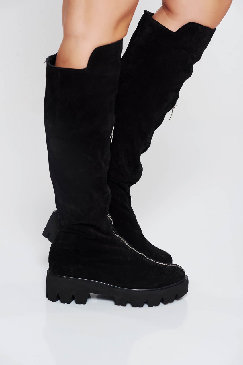 Fekete casual csizma fordított bőr felsőrész cipzárral van ellátva