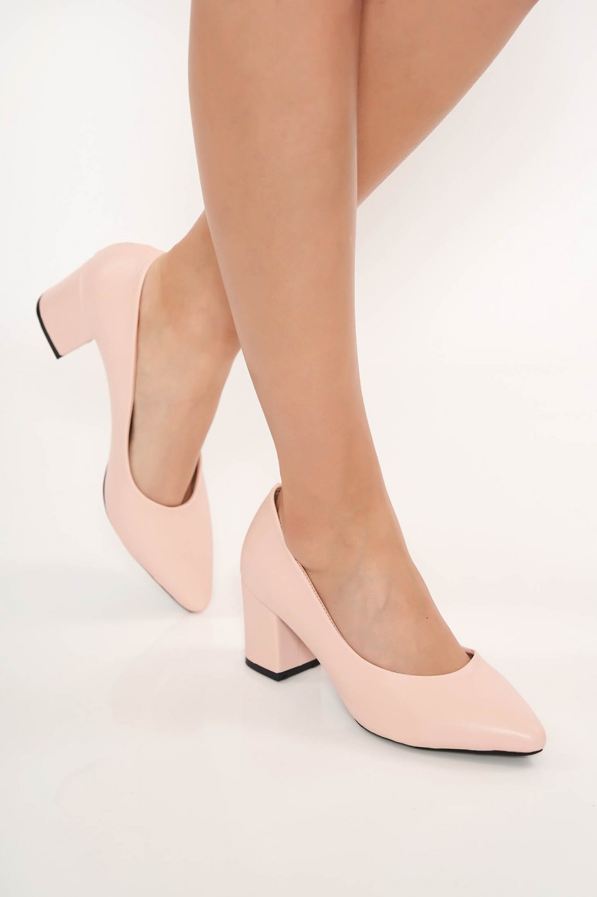 Rózsaszínű cipő vastag sarok enyhén hegyes orral