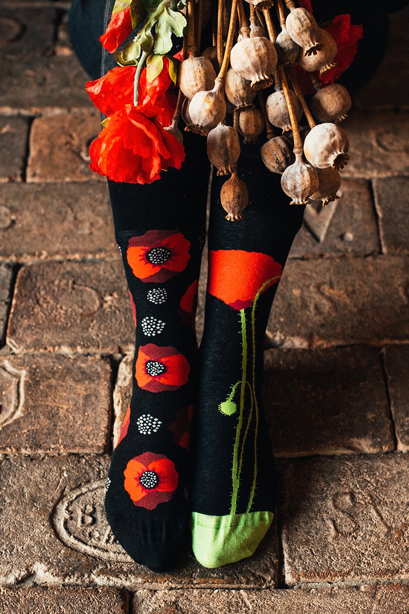 Fekete-piros zokni Poppy Flower