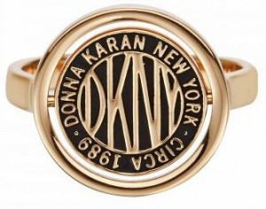 DKNY Stílusos gyűrű márkalogóval Token New York 5520037 55 mm galéria