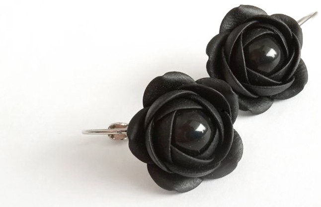Troli Fekete gyöngy fülbevaló virággal