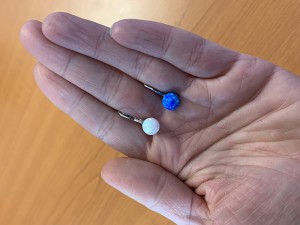 JVD Lélegzetelállító ezüst fülbevaló kék szintetikus opálokkal SVLE0783XF6O300 galéria