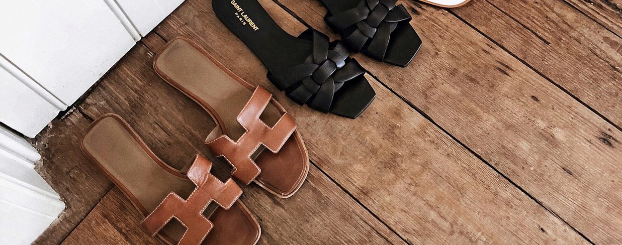 Papucsok, amelyek erősen hajaznak a Hermés és YSL szandálokra