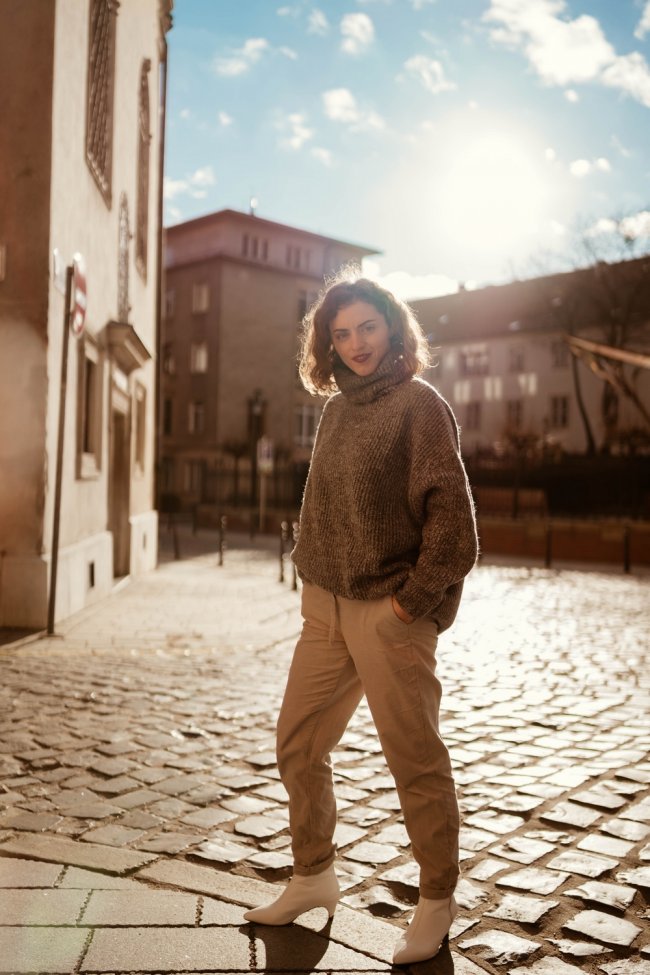 Bézs minimál outfit