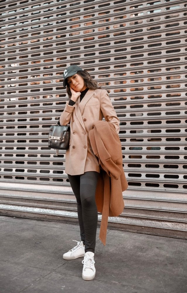Blézer és leggings sültös sapkával