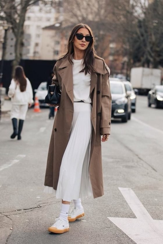 Bézs trench coat fehér flatform sneakerrel